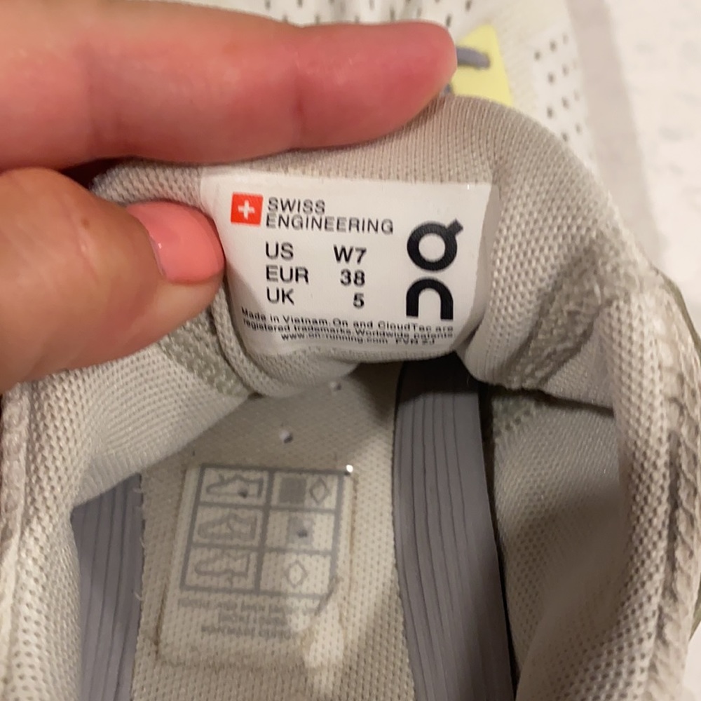 ON shoes - Picture 3 of 4